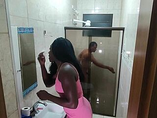 Câmera escondida flagra negona se acabando no pau do novinho