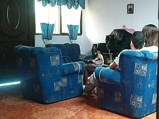 Mi Hermanastra Cree Que No Hay Nadie En Casa Y Se Folla A Su Novio En La Sala De Estar La Delataré