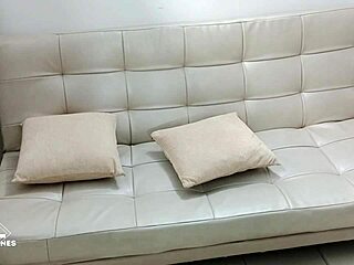 Desde que probe la gran polla de mi vecino no pierdo oportunidad para meterla en mi rico co�o