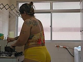 Hey, married slut wears short shorts tight on her ass?