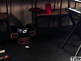 Tushy model Eve Sweet bends over for deep anal fingering and gaping ass to mouth action