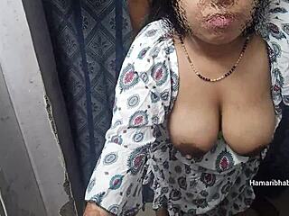 Desi aunty enjoys sexy fun. 😘