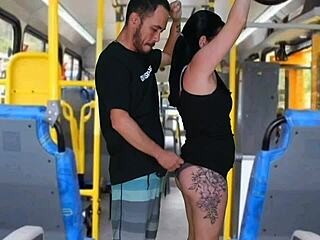 Morena tateando no ônibus