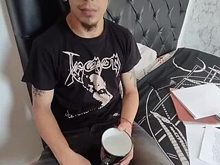 Secretaria cachonda deepthroats and fucks hard taking cum on big ass after work