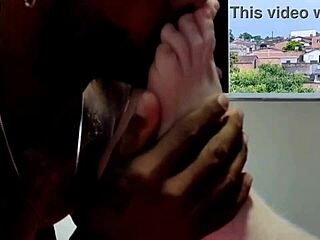 beijando p�s e trepando q delicia with blonde milf in interracial homemade creampie