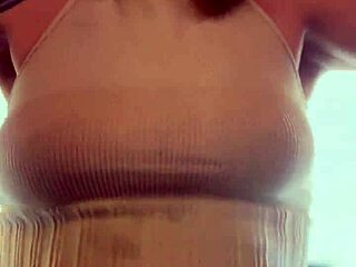 Fui treina na academia na times square o bico do meu peito estavam durinho e estava escorrendo suor na minha buceta os gringos passava e olhava e colocava a mao no pau duro deles