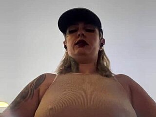 Fui treina na academia na times square o bico do meu peito estavam durinho e estava escorrendo suor na minha buceta os gringos passava e olhava e colocava a mao no pau duro deles