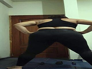 Curvy Mature Latina Flashes Big Ass In See-Through Leggings During Workout