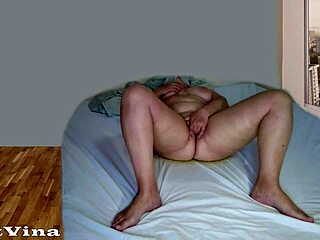 i'm peeing in bed with my fat mature wife sharing a shaking real orgasm