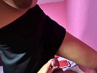 Seduzco con mi gran culo a este chico para que me de una buena cogida con su gran polla y mi delicioso coño mientras trabaja