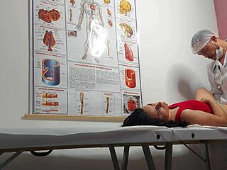 Ginecologista enfia dedo no cu e fode paciente latina com buceta apertada e molhada