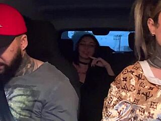 motorista pega novinha de 18 anos no carro e chupa seus peitos pequenos ate ela gozar no banco