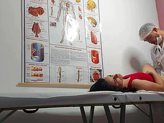 Ginecologista enfia dedo no cu e fode paciente latina com buceta apertada e molhada