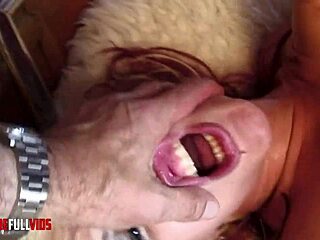 wild milf pushes cum out her ass after bending over for anal during a threeway 😈🍑