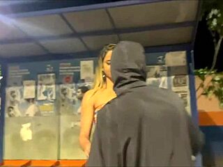 Casada brasileira transando sem camisinha na linha de trem com rapaz enchendo sua buceta de leite enquanto corno completa o tanque