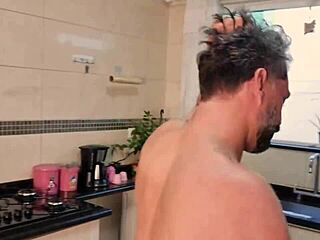 Fui Cozinhar Pra Vizinha E Filha E Acabei Comendo As Duas Na Cozinha!