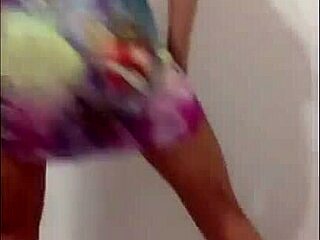 Watch this sexy twerk girl shake her curves everywhere