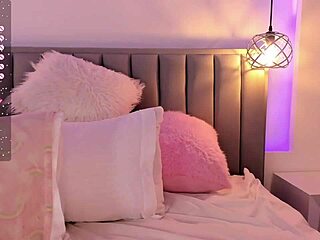 yineth teases on webcam with her sexy curves