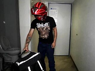 मिनीस्कर्ट वाली शीमेल को ऊबर ईट्स डिलीवरी बॉय की गांडमारी