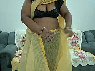 aunty lifts saree to flash her juicy tits
