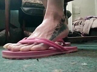 Curvy exotic beauty shows off huge toenails